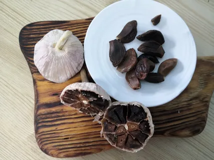 سیر سیاه فرآوری شده با خواص درمانی و بسته‌ بندی شکیل